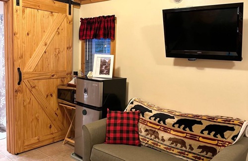 Windham Cabin | Cutest Cabin in Windham walking trail to MTN views corn hole mini golf BBQ grill