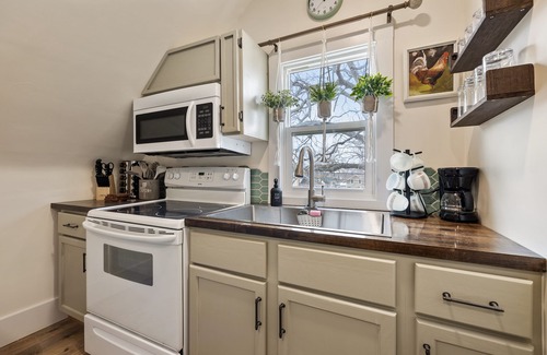 Marion Apartment | Cutie in the Heart of Marion!