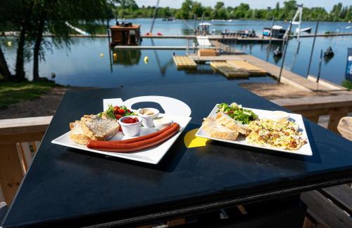 Borek Boat Rental | House Boat s výhledem na Wake Port