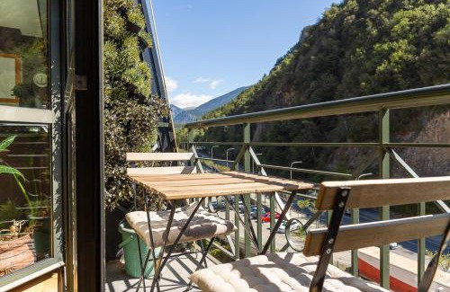 Santa Coloma d'Andorra Apartment | Dúplex Artístico con Terraza I 10 min del Centro I AndBnB