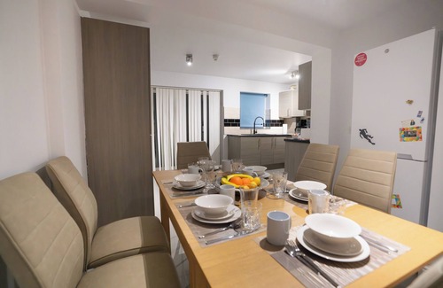 London Borough of Hounslow House | D'Luxe 5-Bed House - Sleeps 12 & Private Parking