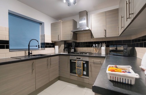 London Borough of Hounslow House | D'Luxe 5-Bed House - Sleeps 12 & Private Parking