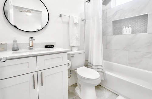 Old East Dallas House | D1 Chill Vibes w Clean Lines Uptown Townhouse w a Rooftop STUNNING Downtown View