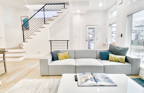 Old East Dallas House | D1 Chill Vibes w Clean Lines Uptown Townhouse w a Rooftop STUNNING Downtown View