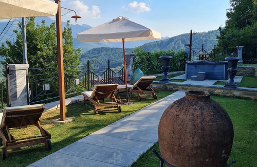 Casola in Lunigiana House | " DA ERCOLE " LUXURY HOLIDAY HOME WITH SWIMMING POOL, JACUZZI AND GARDEN.