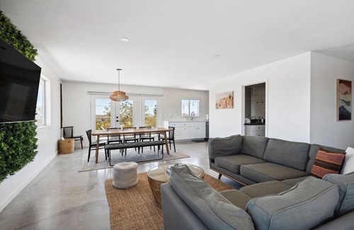 Landers House | Dagger Tree Oasis 4BR by Homestead Modern