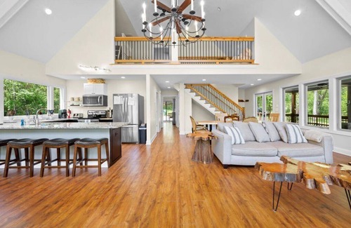 Dahlonega Ski Chalet | Dahlonega Chalet on the Chestatee River. Very private and family friendly.