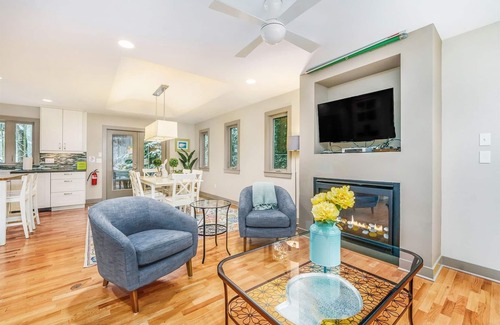 Douglas House | Daisy Cottage: Hot Tub, Screen Porch, Fireplace, Walk to Lake Michigan