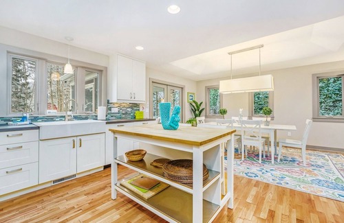 Douglas House | Daisy Cottage: Hot Tub, Screen Porch, Fireplace, Walk to Lake Michigan