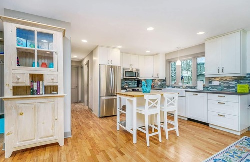 Douglas House | Daisy Cottage: Hot Tub, Screen Porch, Fireplace, Walk to Lake Michigan