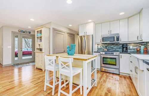 Douglas House | Daisy Cottage: Hot Tub, Screen Porch, Fireplace, Walk to Lake Michigan