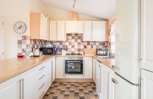 Tiddington Cabin | Daisy Lodge - peaceful, pet friendly luxury lodge in Shakespeare's Stratford