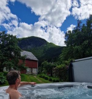 Dalsbygda House | Dalhus - House with jacuzzi