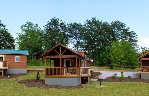 Mill Spring Cabin | Dali's Den Tiny House Rental 3 Miles to TIEC