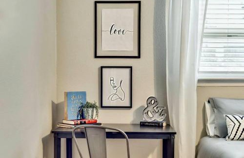 Old East Dallas Apartment | Dallas Boutique Flat - Arboretum Tickets Included