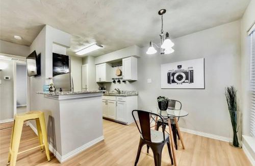 Old East Dallas Apartment | Dallas Boutique Flat - Arboretum Tickets Included