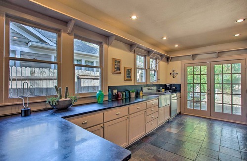 Lower Greenville Cottage | Dallas Couples Retreat: Walk to Lower Greenville!