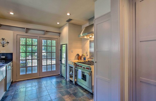 Lower Greenville Cottage | Dallas Couples Retreat: Walk to Lower Greenville!