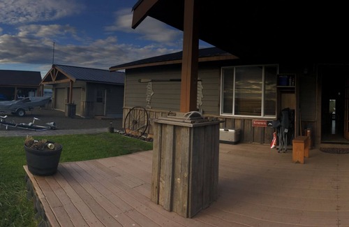 Goldendale House | Dark Sky Double Mountain View Retreat