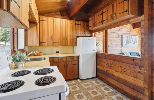 Minett Cottage | Darling 3 bed 1 bath cottage on Lake Rosseau