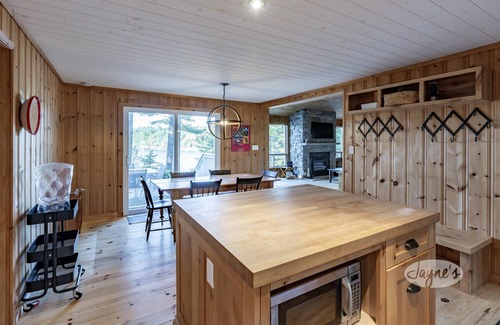 Seguin Cottage | Darling 3 bed 2 bath cottage on Lake Joseph with Bunkie! NW Exposure! Boathouse