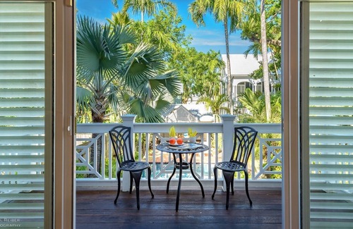 Historic Seaport Cottage | *DARLING OF DUVAL @ OLD TOWN* Estate Cottage + Spa + LAST KEY SERVICES…