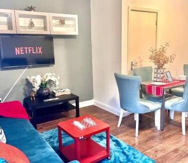 Dartford House | Dartford Kent Luxe Home -2 Mins From Dartford Crossing - Close To Town Centre & Station - 5 Bedroom Holiday Home - Fun Games & Free Parking-Sleeps 1 to 12