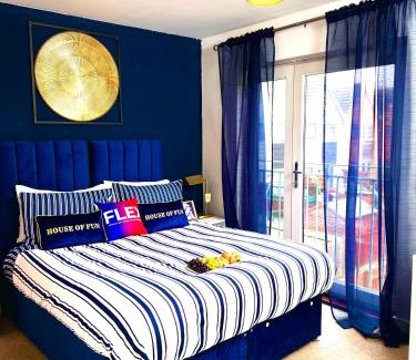 Dartford House | Dartford Kent Luxe Home -2 Mins From Dartford Crossing - Close To Town Centre & Station - 5 Bedroom Holiday Home - Fun Games & Free Parking-Sleeps 1 to 12