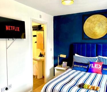 Dartford House | Dartford Kent Luxe Home -2 Mins From Dartford Crossing - Close To Town Centre & Station - 5 Bedroom Holiday Home - Fun Games & Free Parking-Sleeps 1 to 12