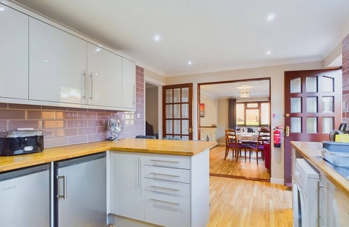 Totland Bay Ski Chalet | Dartmouth House - Bayside