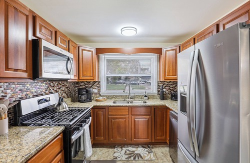 Des Plaines House | Dash: 4 Bdrms, 2.5 BA