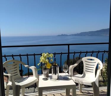 Zoagli Apartment | DAVANTI AL MARE, FRA PORTOFINO E LE 5 TERRE - IN FRONT Of THE SEA, BETWEEN PORTOFINO AND THE 5 TERRE