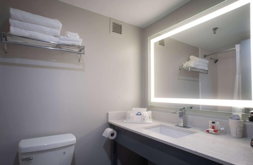 East Brunswick Hotel | Days Hotel & Conference Center by Wyndham East Brunswick