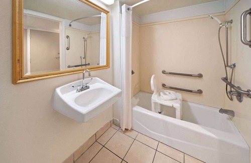 Biloxi Hotel | Days Inn by Wyndham Biloxi Beach