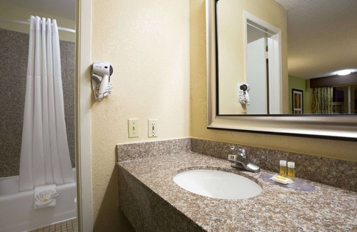 Irving Hotel | Days Inn by Wyndham Dallas Irving
