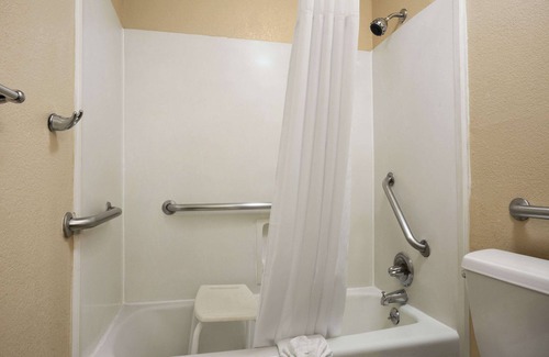 Irving Hotel | Days Inn by Wyndham Dallas Irving