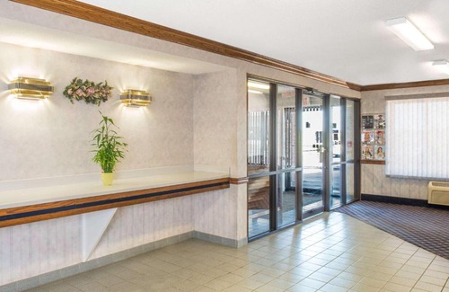 Mitchell Hotel | Days Inn by Wyndham Pontoon Beach