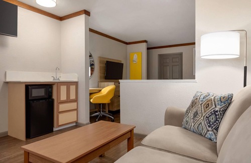Fredericksburg Hotel | Days Inn by Wyndham Suites Fredericksburg