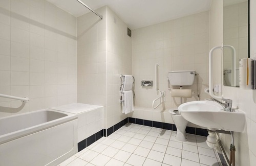 Radwell Hotel | Days Inn by Wyndham Stevenage North