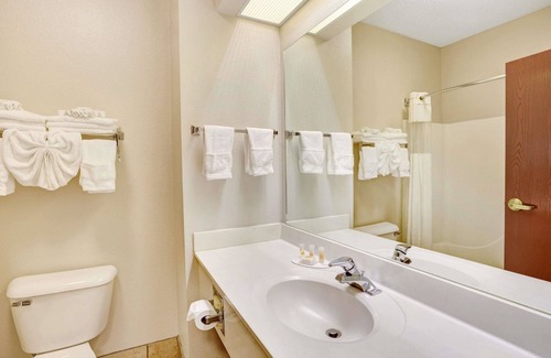 Bridgeport Hotel | Days Inn & Suites by Wyndham Louisville SW