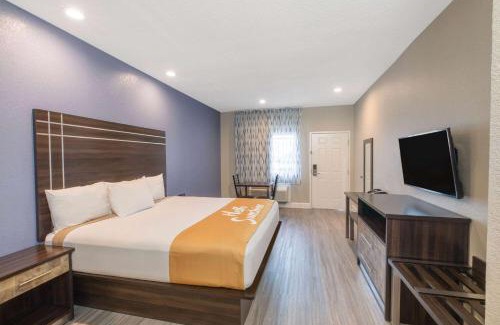 La Porte Hotel | Days Inn & Suites by Wyndham La Porte