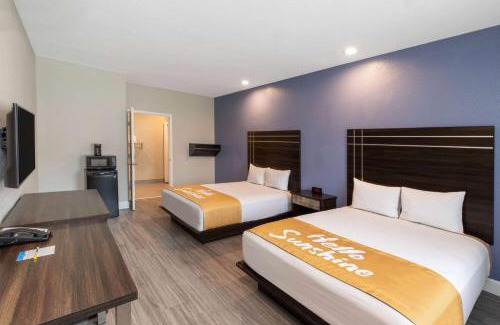 La Porte Hotel | Days Inn & Suites by Wyndham La Porte