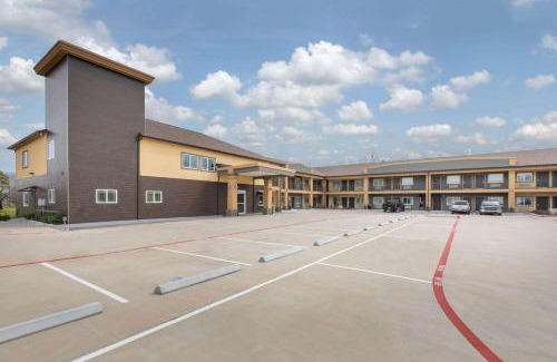 La Porte Hotel | Days Inn & Suites by Wyndham La Porte