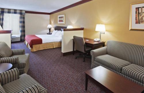 Tahlequah Hotel | Days Inn & Suites by Wyndham Tahlequah
