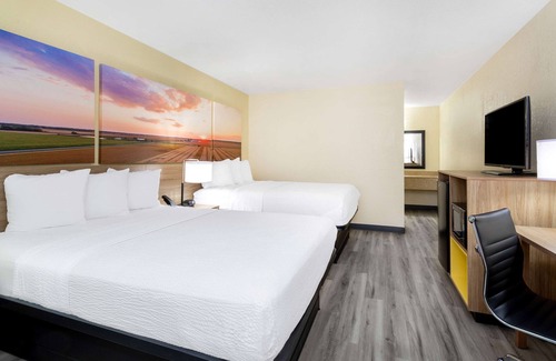Clovis Hotel | Days Inn & Suites by Wyndham Clovis