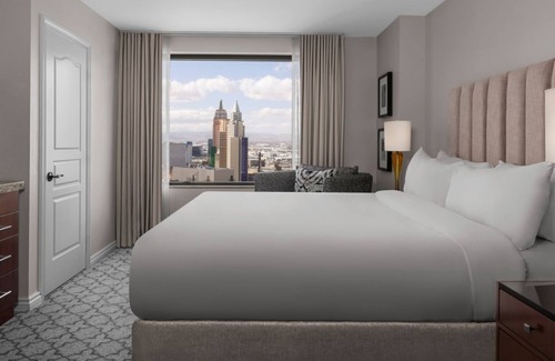 Las Vegas Strip Villa | Dazzling Marriott Chateau Villa near Vegas Strip!