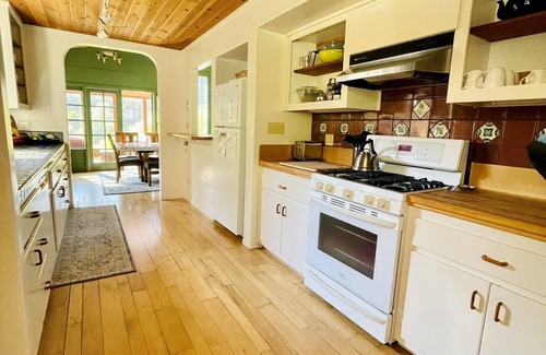 Villa Grande House | Dazzling & Spacious Russian Riverfront 3-Bd, 2ba Vintage-Modern home, sleeps 6-8