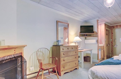 Georgina Apartment | Dazzling waterfront suite at Jackson point (Lakeside)