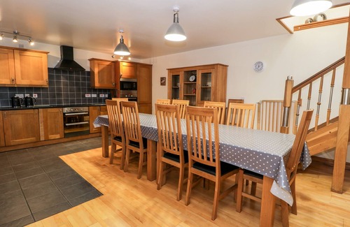 Penisarwaun Cottage | DDOL HELYG BARN, pet friendly, character holiday cottage in Llanrug