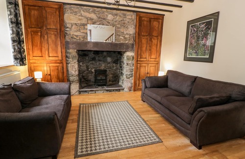 Penisarwaun Cottage | DDOL HELYG FARMHOUSE, pet friendly, with a garden in Llanrug